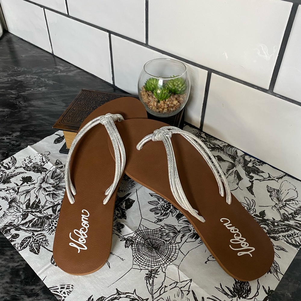 Volcom sandals size 7